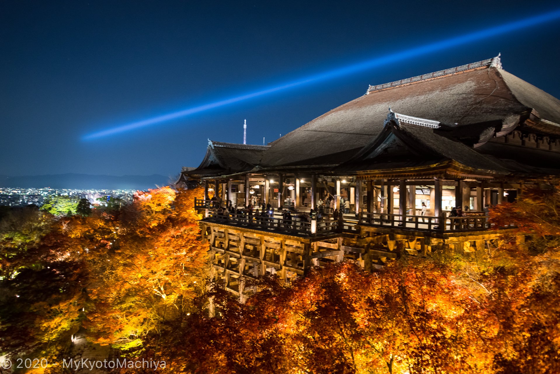 Hon-do (main hall), light-up at the Kyomizu-Dera Temple, Kyoto